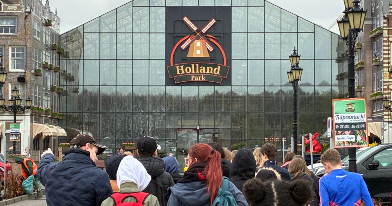 Gruppe der Philipp-Reis-Schule vor dem Eingang des Hollandparks