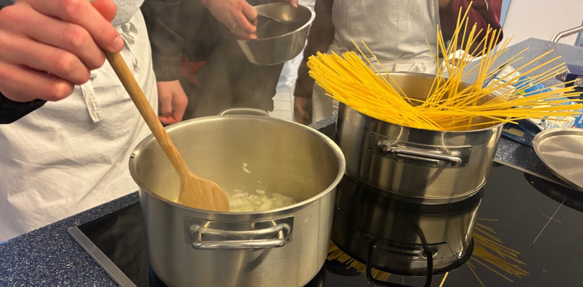 Jugendliche bereiten gemeinsam das Abendessen vor