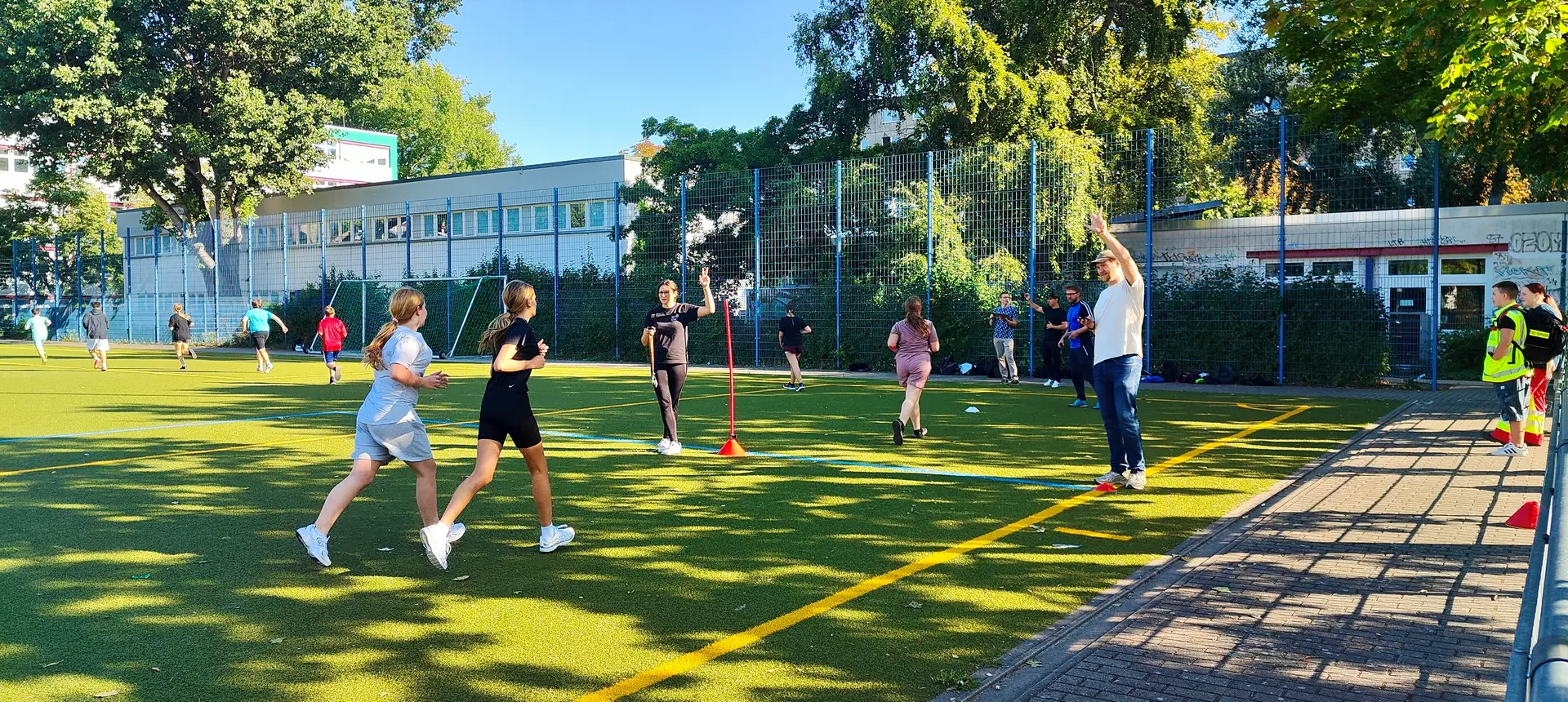 Laufdisziplin bei den Bundesjugendspielen auf dem Sportplatz der Philipp-Reis-Schule