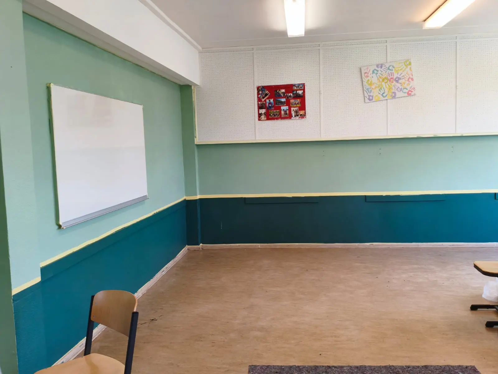 Der renovierte Klassenraum mit frisch gestrichenen Wänden